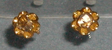 Peranakan, gold with solitaire intan earrings.