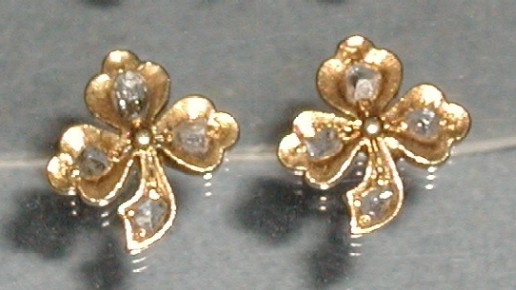 Gold with intan, clover design earrings.