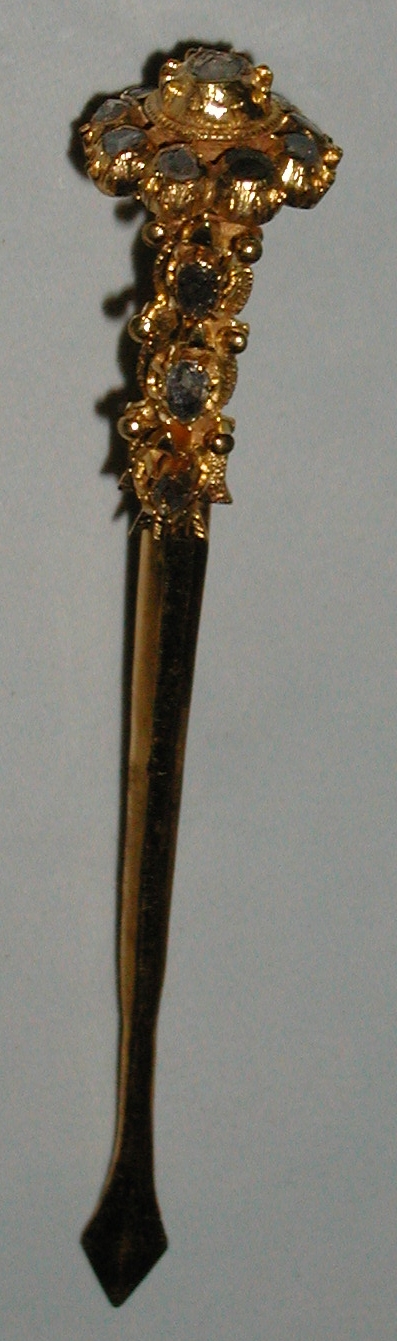 Gold Nonya hairpin with intan.